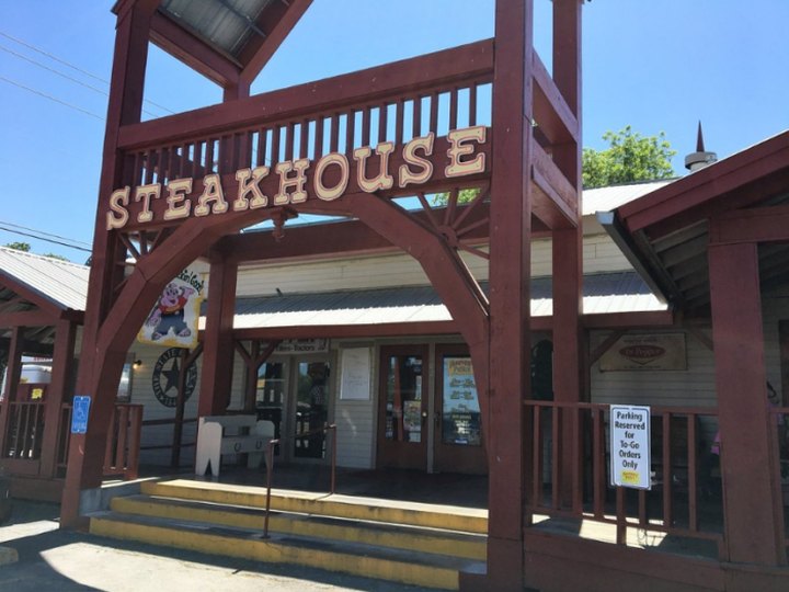 11 Small Town Steakhouses In Texas That Serve Hearty And Delicious Meals