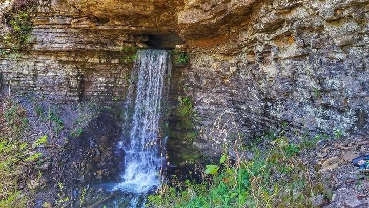 There's No Better Time To Take This Waterfall Cave Hike In Arkansas Than Right Now