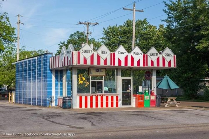 The Tiny Restaurant In Mississippi That's So Worth Waiting In Line For