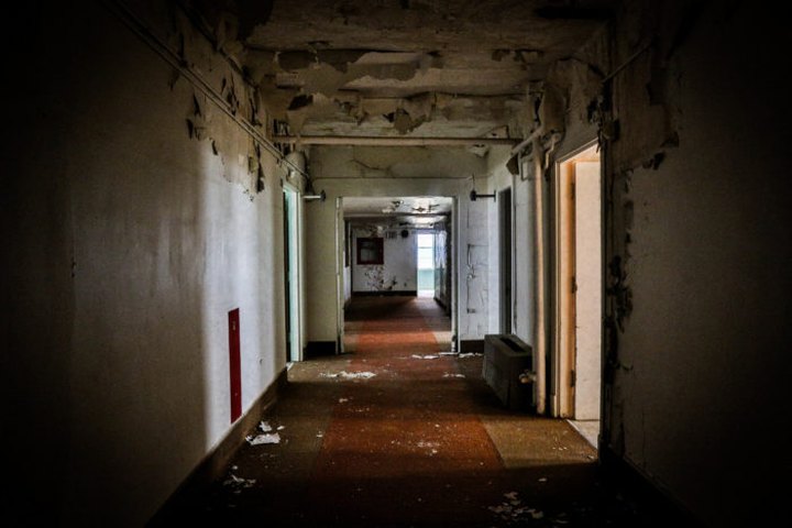 These Ghost Hunts In A Former Arizona Hospital Aren't For The Faint Of Heart