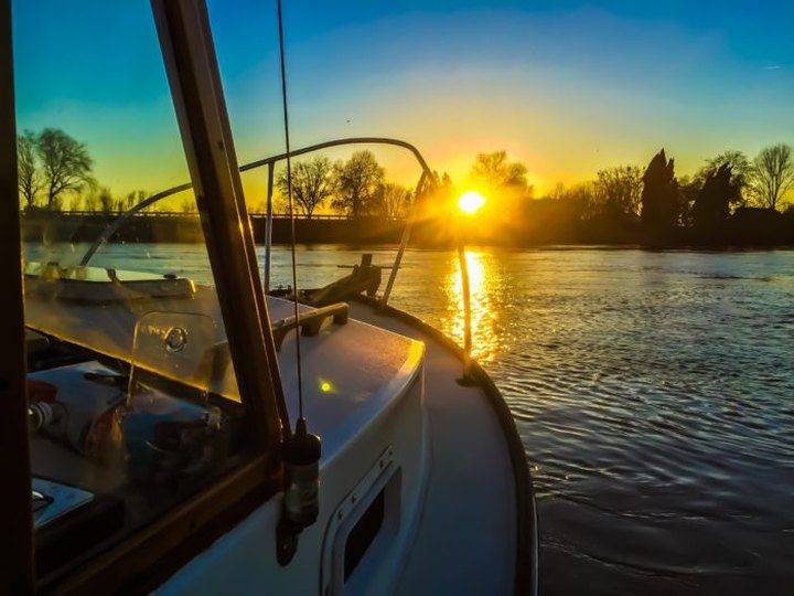 This Wine And Cheese Cruise On A Northern California River Seems Almost Too Good To Be True