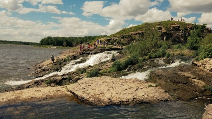 This 3-Mile Hike In Iowa Leads To The Dreamiest Swimming Hole