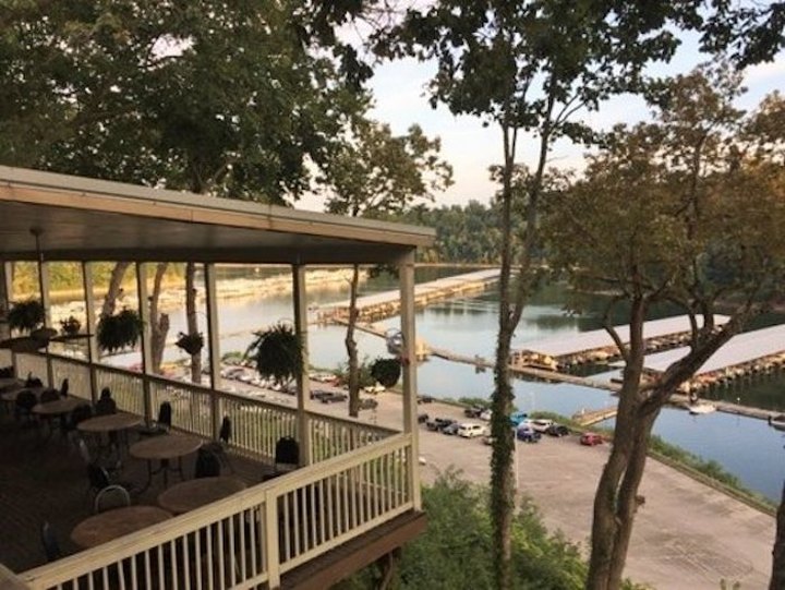 The Lakefront Restaurant In Kentucky That Will Really Float Your Boat