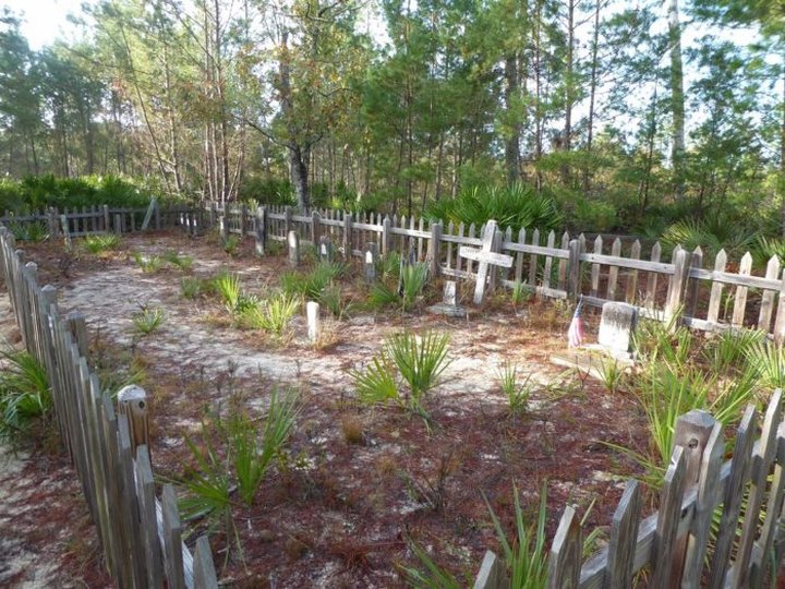 The Historic Hike In Florida That Will Lead You Straight To A Graveyard