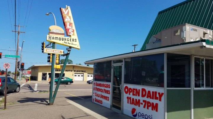 The Retro Vibe And Great Burgers At Val's Rapid Serv In Minnesota Are Memorable