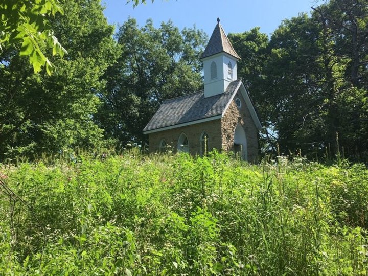 For An Easy Hike In Iowa That's Less Than A Mile And Takes You To An Old Church, Check Out Pine Chapel Trail