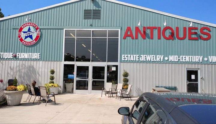 Saugatuck Antique Pavilion Is Connected To A Brewery And Michiganders Can't Get Enough