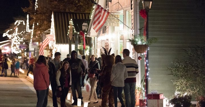 At Christmastime, Dillsboro, North Carolina Has The Most Enchanting Main Street In The Country