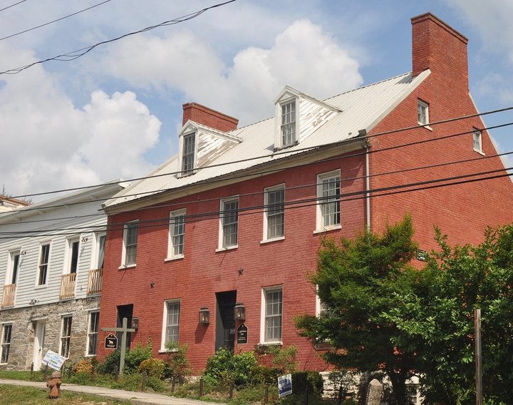 This 225-Year-Old Historic Home In West Virginia Is Actually An Inn And You Can Stay Overnight