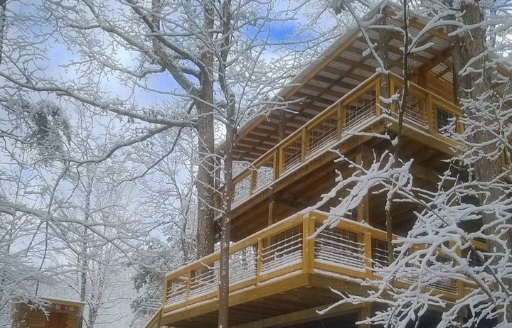 Snuggle Up For An Overnight Winter Escape In The Treetop Flyer Treehouse In Kentucky