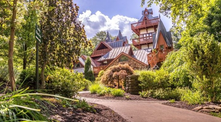 The Copper Mug Is A Restaurant Hiding In An Ohio Castle