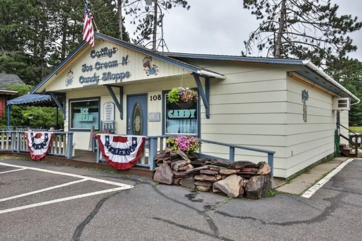 A Sugary-Sweet Ice Cream Shop In Wisconsin, Cathy’s Serves Enormous Portions You’ll Love