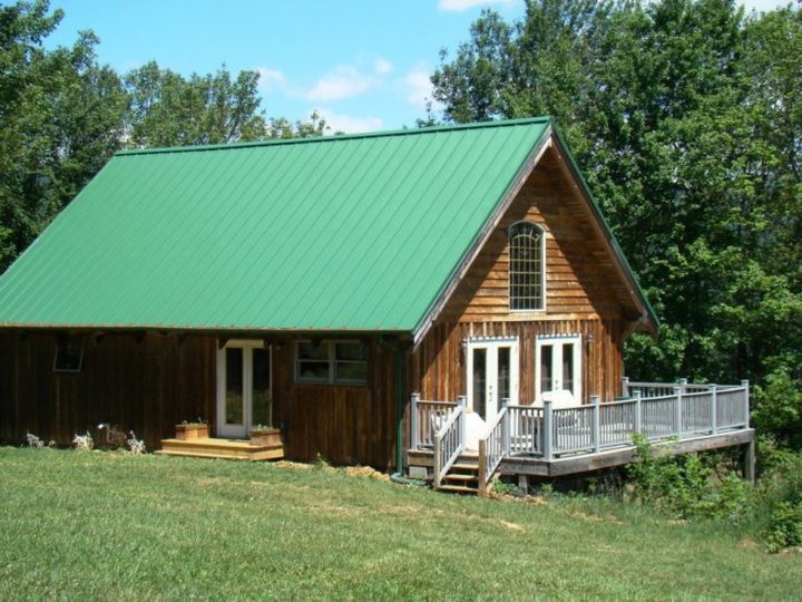 Stay In This Cozy Little Mountain Cabin In Virginia For Less Than $150 Per Night