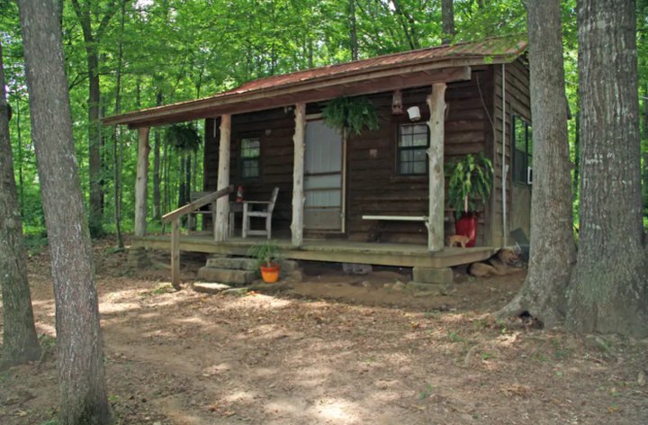 Stay In This Cozy Little Mountainside Cabin In Arkansas For Less Than $75 Per Night