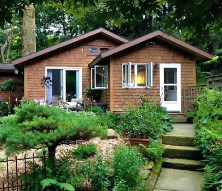 Stay In This Cozy Little Mountain Cabin Near Pittsburgh For Less Than $170 Per Night