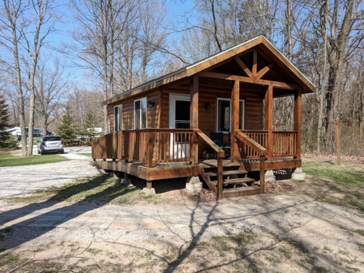 Stay In This Cozy Little Lakefront Cabin Near Detroit For Less Than $100 Per Night