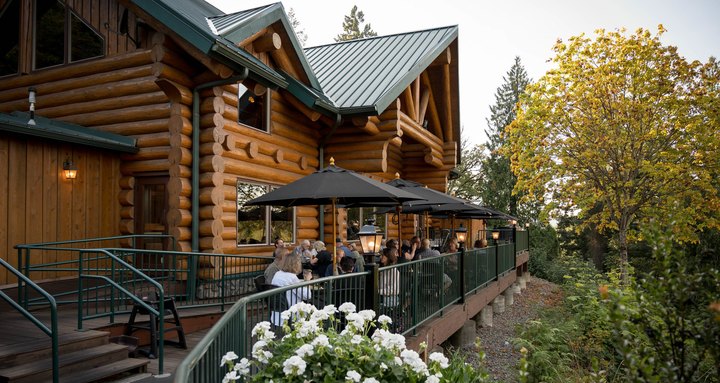 Dine In The Fresh Air With Views Of The River At Oregon's Stone Cliff Inn