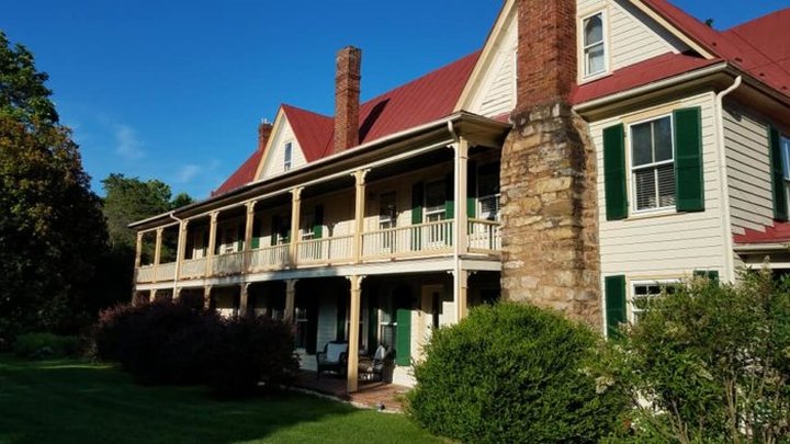 Spend A Few Nights At The Hummingbird Inn, A Virginia Getaway You Didn't Know You Needed