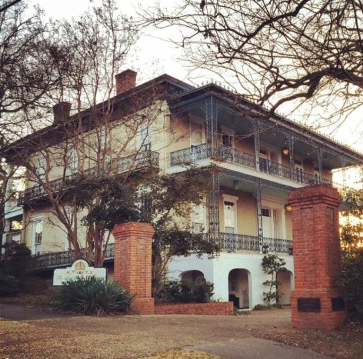 Stay Overnight In A 164-Year-Old Inn That's Said To Be Haunted At Duff Green Mansion In Mississippi