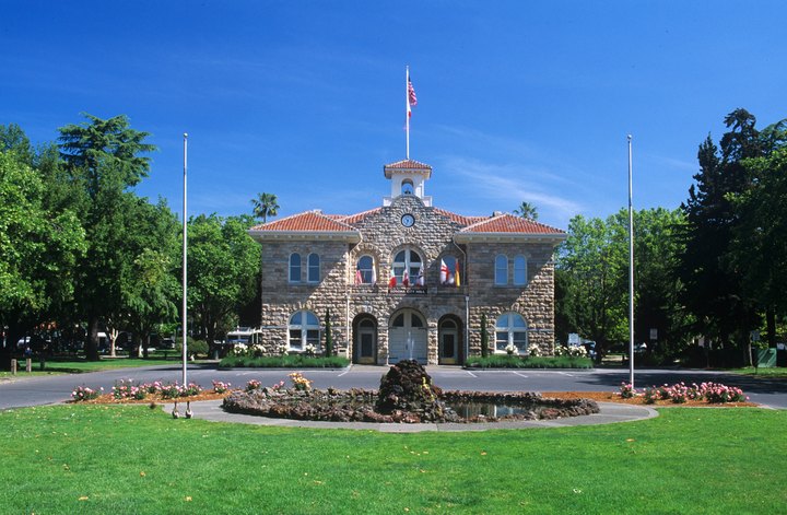 Sonoma Plaza Is A Historic Landmark In Northern California That Dates Back To The 1800s