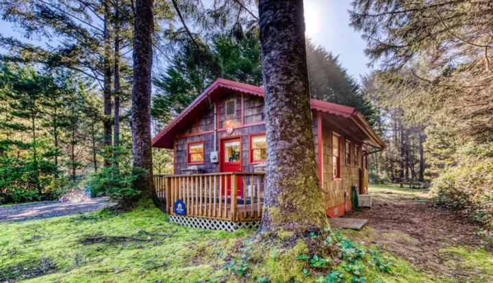 This Cozy Cottage In Oregon Is Just 75 Yards From The Beach