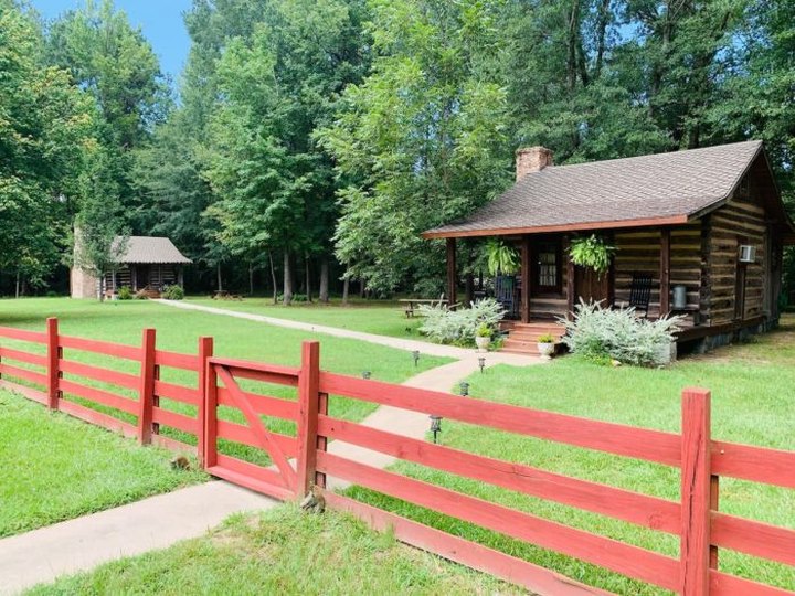 Stay Overnight In A Cozy Historic 175-Year Old Log Cabin In Arkansas