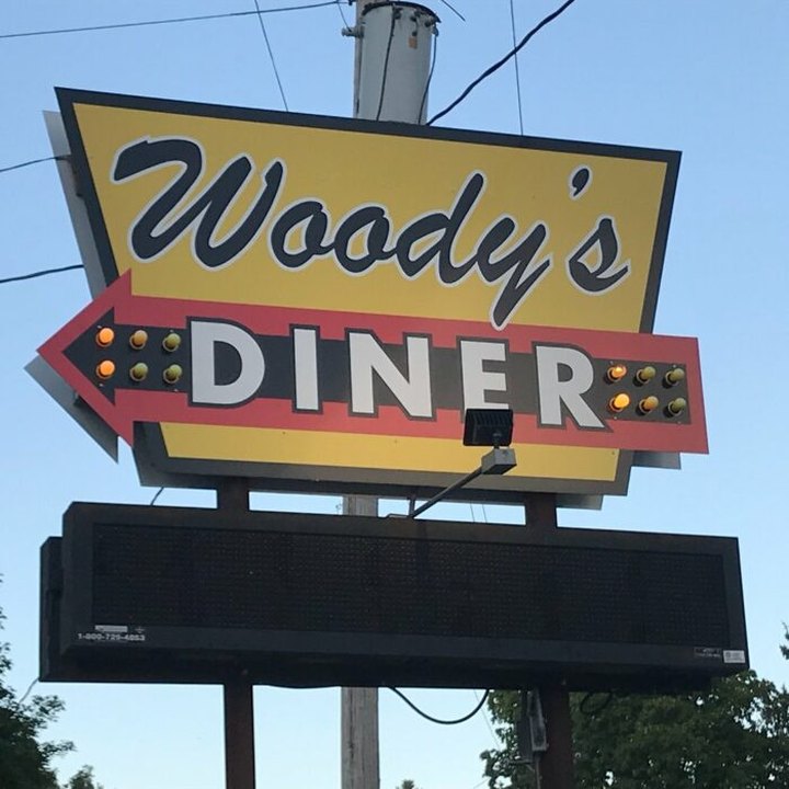 Revisit The Glory Days At Woody’s Diner, A 50s-Themed Restaurant In Illinois