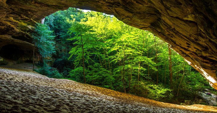 Hike To This Sandy Cave In Kentucky For An Out-Of-This-World Experience