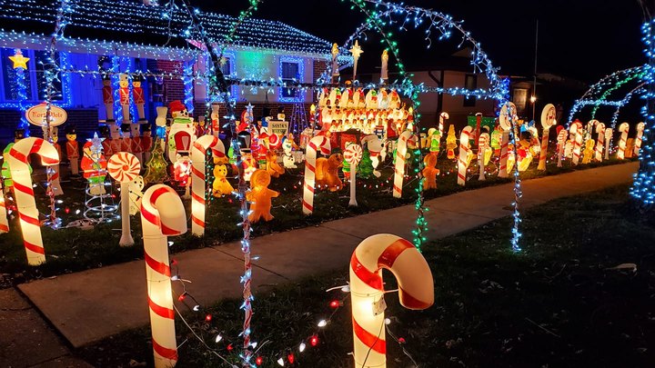 You've Gotta See These 7 Spectacular Neighborhood Christmas Light Displays In Illinois
