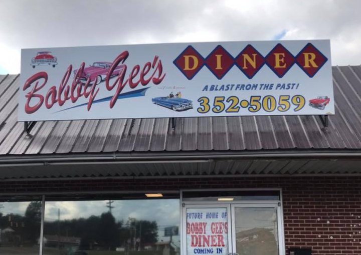 Take A Step Back In Time With A Meal At The Retro Bobby Gee's Diner In Tennessee