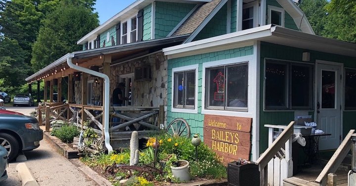 Locals Are Obsessed With Coyote Roadhouse, A Small-Town Wisconsin Restaurant With A Cult Following