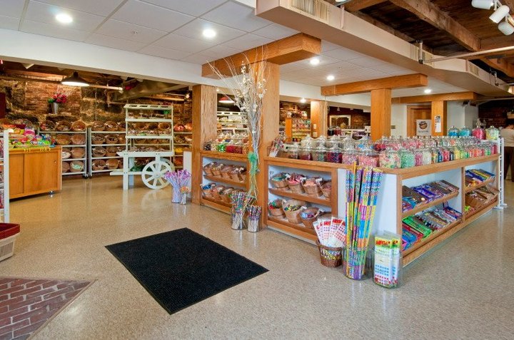 The Absolutely Whimsical Candy Store In New Hampshire, Lee's Candy Kitchen Will Make You Feel Like A Kid Again