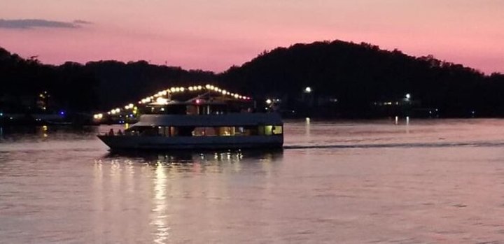Sail On The Lake Of The Ozarks On A Candlelight Dinner Cruise In Missouri