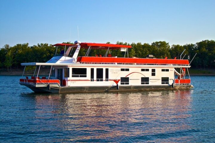 Sail On Table Rock Lake On A Luxurious Houseboat For A Unique Adventure In Missouri