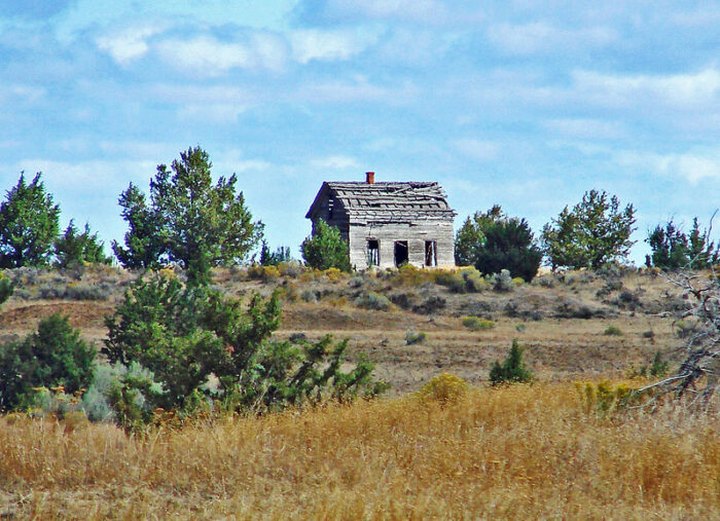 The Oregon Ghost Town That's Perfect For An Autumn Day Trip
