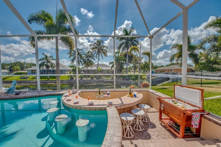 This Tropical Airbnb In Florida Comes With Its Own Swim-Up Bar