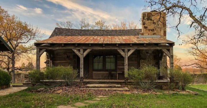 An Overnight Stay At This Secluded Cabin In Oklahoma Costs Less Than $100 A Night And Will Take You Back In Time