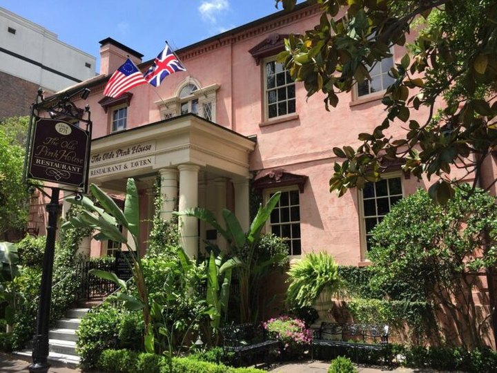 Few People Know The Real Reason The Olde Pink House In Georgia Is Painted Pink