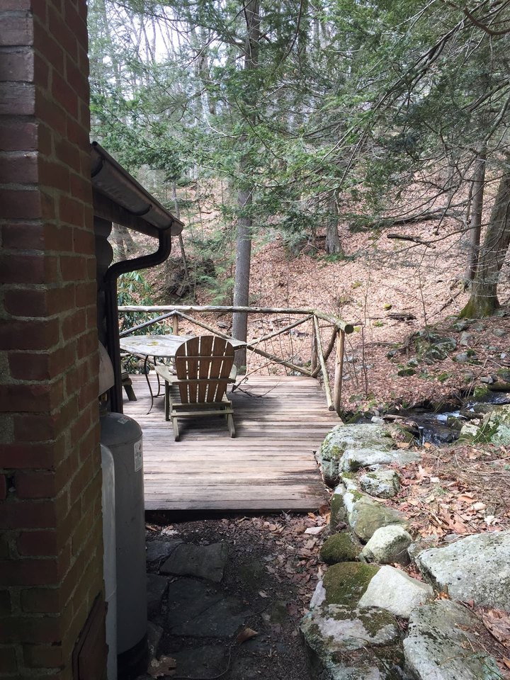 This Secluded Cabin Near The Berkshires In Massachusetts Lets You Glamp In Style