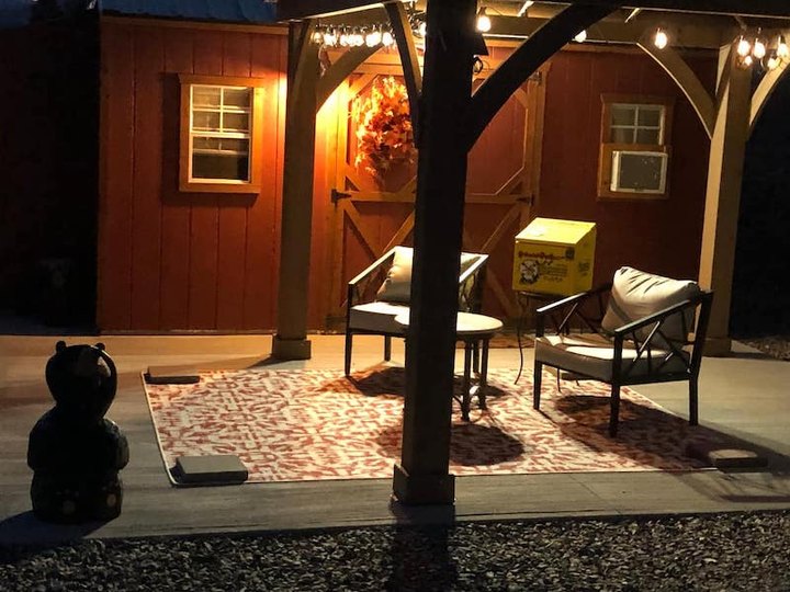 Spend The Night Next To The River In This Cozy And Quaint Tiny House In Idaho
