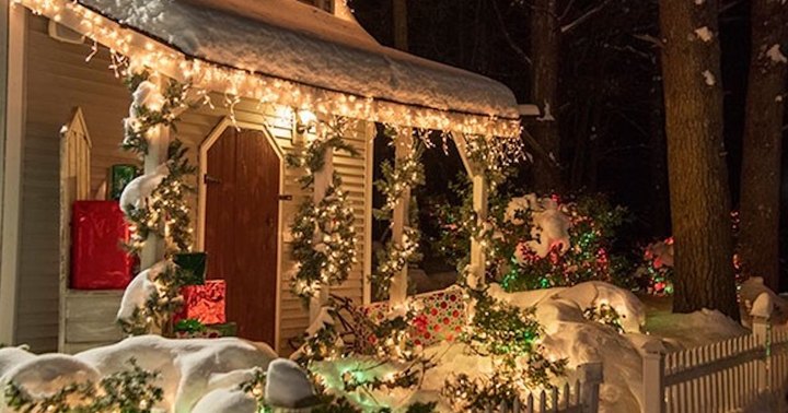 There Is An Entire Christmas Village In New Hampshire And It's Absolutely Delightful