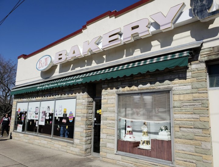 The Tiny B&W Bakery In New Jersey Serves Crumb Cake To Die For