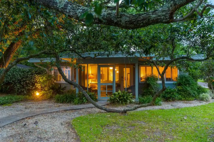 The Hidden Oak Shade Cottage In Mississippi Is A Beach Getaway With The Utmost Charm