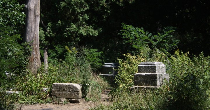 The Creepiest Hike In Illinois Takes You Through The Ruins Of An Abandoned Cemetery
