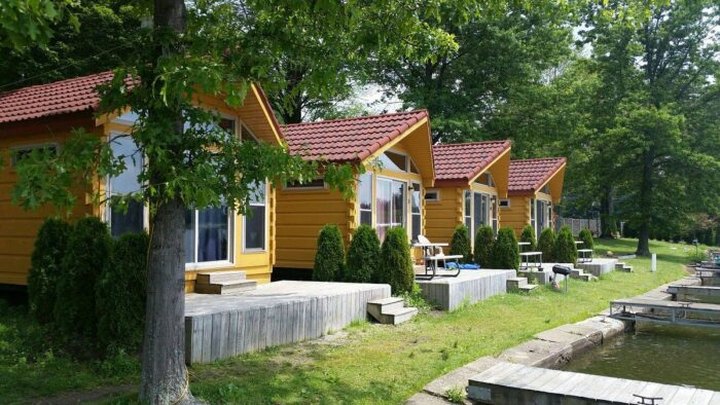 The Waterfront Cabins At Edinboro Lake Resort In Pennsylvania Fill Up Fast, And It's Easy To See Why