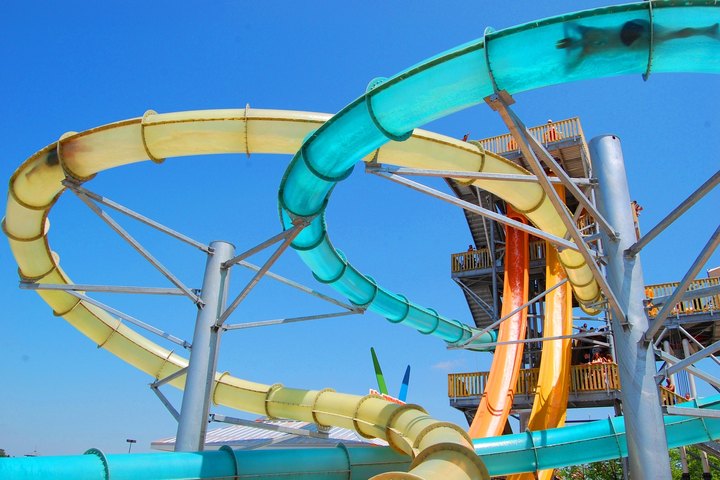 This Waterpark In Illinois With Its Own Massive Waterslide Will Make Your Summer Epic