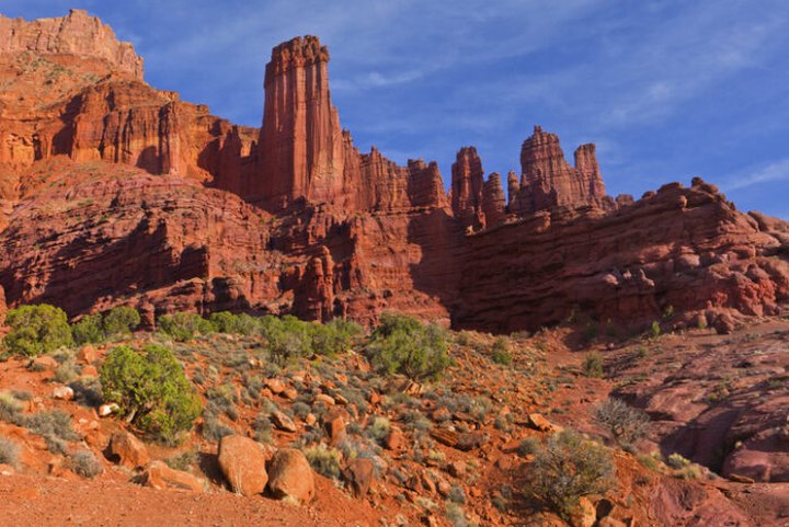 Hike Through The Most Bizarre Landscapes And See 900-Foot Tall Rock Formations On This Utah Trail