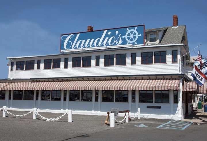 The Oldest Restaurant In New York State's Suffolk County Is A Culinary Masterpiece