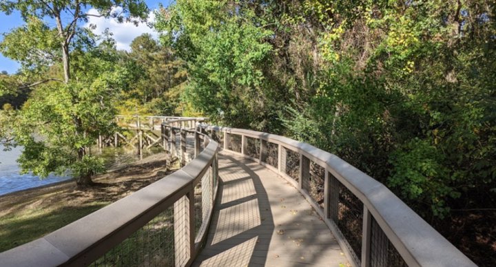 Take A Scenic Hike On This Shaded, Kid-Friendly Trail In Mississippi To Stay Cool