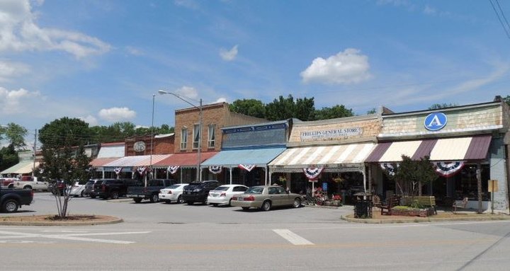 The Charming Small Town In Tennessee That Was Named After A Creek
